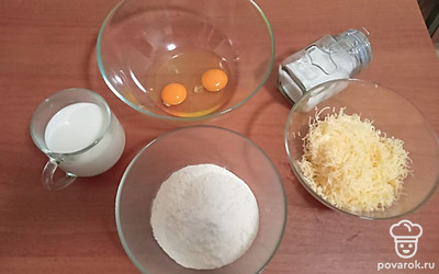 Подготовьте все ингредиенты. По желанию подогрейте молоко 1 минуту.