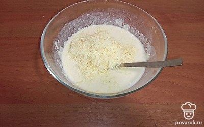 К муке добавьте разрыхлитель. Муку соедините с яйцами и вылейте молоко, все тщательно перемешайте. В конце добавьте сыр, перемешайте.
