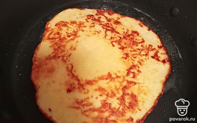 На разогретую сковороду, смазанную маслом, выложите получившееся тесто, жарьте на среднем огне по 3 минуты с каждой стороны.