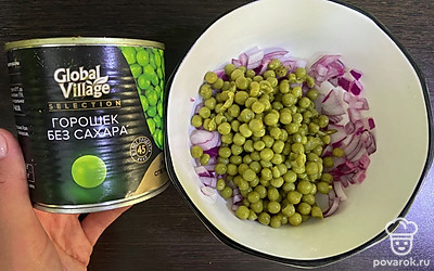 Добавьте к луку зеленый горошек.