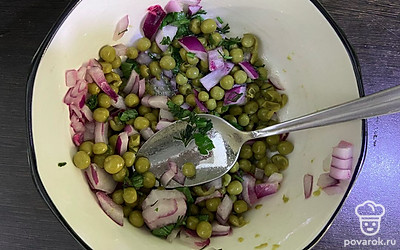 Нарежьте зелень и добавьте к горошку, перемешайте.