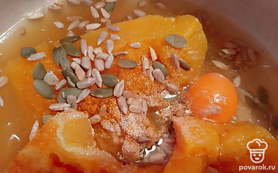 Тыкву очистите, нарежьте, налейте воду и отварите. Слейте всю жидкость. Добавьте соль, сделайте пюре.