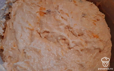 Жидкость слегка остудите, добавьте соль, дрожжи, тыквенное пюре, яйцо, масло, семечки, перемешайте, добавьте муку, замесите тесто. Тесто накройте и уберите в тёплое место для подъёма.