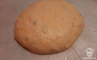 Тесто разделите на колобки. Положите на смазанный противень, накройте полотенцем. Когда хлеб увеличится, для придания формы тыквы, не туго перевяжите плотной ниткой.