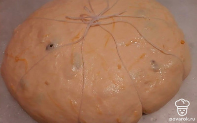 Выпекайте в разогретой до 180°С духовке 40 минут. Когда хлеб испечется, нитки срежьте и уберите.