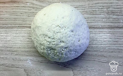 В муку влейте тёплую воду, 2 ст. ложки растительного масла, 0,5 ч. ложки соли и замесите крутое тесто. Затем округлите тесто, положите в пакет и дайте отлежаться примерно 30 минут.