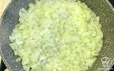 Лук почистите. Нарежьте мелкими кубиками и обжарьте до румяности на растительном масле.