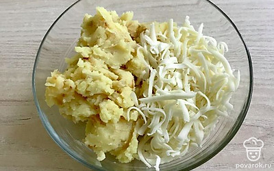 Смешайте пюре с луком, добавьте натёртый сыр, перемешайте.