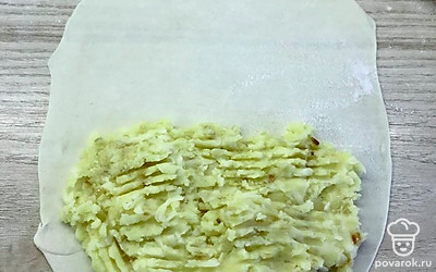 Тесто разделите на порционные кусочки. Каждый кусочек раскатайте в круг. На одну сторону круга положите начинку, прикройте второй частью, прижмите, защипните. И напоследок ровно нарежьте.
