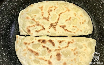 Жарьте на сухой сковороде до румяности с обеих сторон.