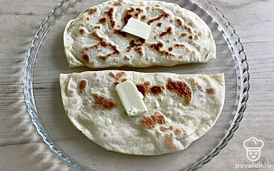 Готовые кутабы смажьте сливочным маслом.