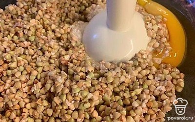 Промойте гречку еще раз, измельчите блендером, добавив воду, яйцо и специи.