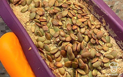 Переложите в форму, смазанную кокосовым маслом, и поставьте в разогретую до 180 °С духовку на 30 минут.