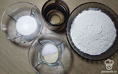 Подготавливаем все ингредиенты. Подогреваем воду. Она должна быть тёплой.