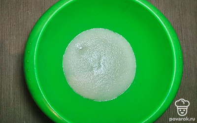 Смешиваем воду, сахар, соль и добавляем дрожжи. Накрываем и ставим в тёплое место на 10-15 минут для активации дрожжей (появится пенка).