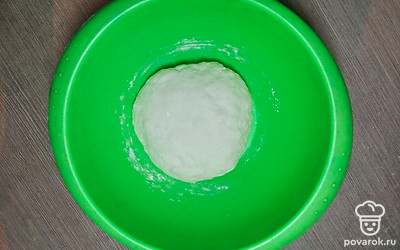 Добавляем муку и замешиваем тесто. Тесто не должно липнуть к рукам.