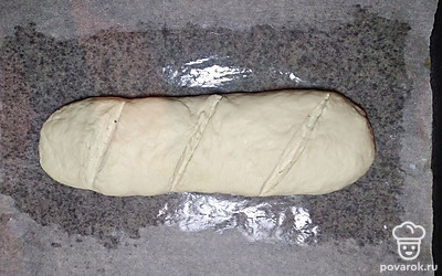 Обминаем тесто, придаем форму батона и ставим на расстойку (15-20 минут).