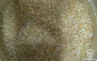 Гречку промойте, залейте водой и оставьте для набухания на 4 часа.