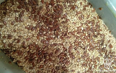 Форму смажьте маслом и перелейте в нее тесто.