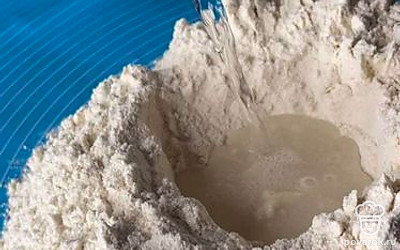 Добавьте муку и замесите тугое тесто. Разделите его на четыре части и дайте ему отдохнуть.