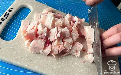 Пока тесто отдыхает, говяжий жир нарежьте на кусочки и растопите.