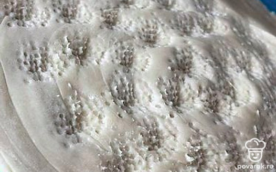 Сверху сделайте красивые узор с помощью вилки или специальной штучки, которая у нас называется нонпар.