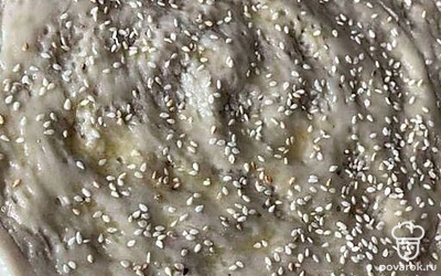 Смажьте лепешки яйцом, посыпьте кунжутом и отправьте в духовку при температуре 180 °С до румяности