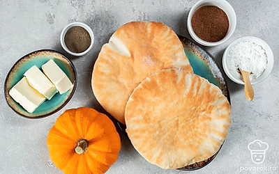 Тщательно помойте тыкву под проточной водой, снимите ножом кожуру и нарежьте мякоть кусочками приблизительно 2 х 2 см. Сливочное масло растопите на водяной бане или в микроволновке. Крахмал разведите в 50 мл воды, тщательно размешайте. Чечевицу переберите и промойте, залейте водой, посолите и отварите до готовности в течение 30 минут. Духовку разогрейте до 200 градусов.