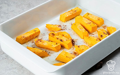 Запеките тыкву. Противень застелите пергаментной бумагой, выложите кусочки тыквы на небольшом расстоянии друг от друга. Смажьте тыкву сливочным маслом и посыпьте мускатным орехом. Поставьте противень в предварительно разогретую духовку на 20 минут при температуре 200 градусов, пока тыква не станет мягкой.