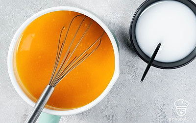 Приготовьте кисель. Кусочки тыквы измельчите в блендере до консистенции пюре. Положите тыкву в кастрюлю и влейте воду, перемешайте и поставьте на средний огонь. Влейте крахмал и, перемешивая, доведите тыквенный кисель до кипения. После появления первых пузырьков добавьте перец и перемешайте. Остудите до комнатной температуры.