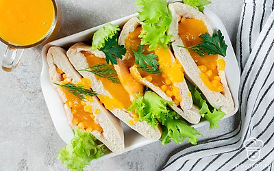 Питу надрежьте и наполните ее сначала отварной чечевицей. Затем поместите внутрь кисель и подавайте к столу.