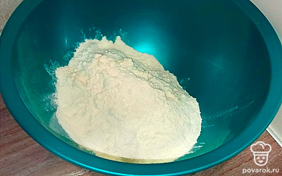 Просейте муку.