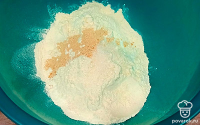 Всыпьте сахар, соль, дрожжи и перемешайте.