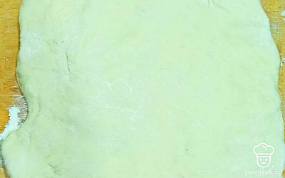 Растяните тесто в пласт. Закрутите в рулет, затем это рулет снова сверните.