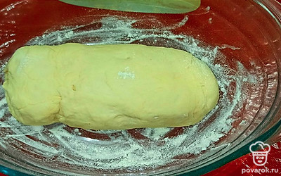 Форму для выпечки присыпьте мукой. Положите тесто и накройте. Оставьте на 30 минут.