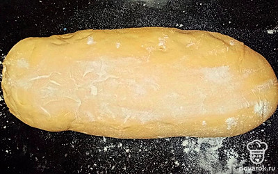 Перед выпеканием смажьте тесто молоком и присыпьте мукой.