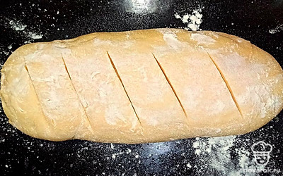 Сделайте надрезы. Выпекайте хлеб примерно 30 минут при температуре 180 градусов.