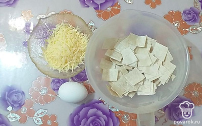 Сыр натрите на мелкой тёрке, лаваш нарежьте ножницами на небольшие кусочки.