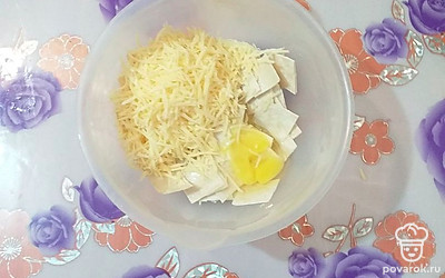 Соедините лаваш с яйцом и сыром, всё тщательно перемешайте.
