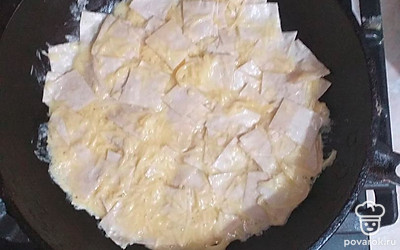 Получившуюся смесь выложите на разогретую антипригарную сковороду.