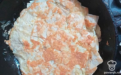 Обжарьте на сковороде под крышкой по 5 минут с каждой стороны.