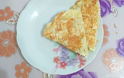 Готовую сырную лепёшку разрежьте на кусочки, подавайте тёплой к завтраку или на перекус.