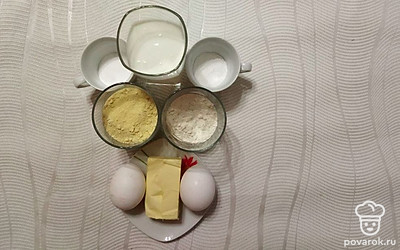 Насыпьте муку по стаканам. Отрежьте масло. Подготовьте яйца, разрыхлитель, соду и кефир.
