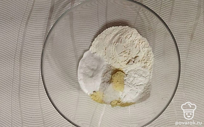 В глубокую тарелку выложите оба вида муки. Добавьте разрыхлитель и соду, посолите.