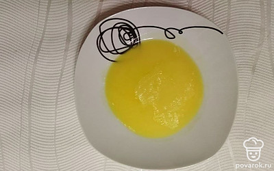 Поставьте сливочное масло в микроволновку, чтобы оно растаяло, и пока отставьте в сторону.