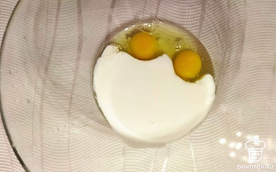 Соедините кефир и яйца и взбейте с помощью миксера или венчика.