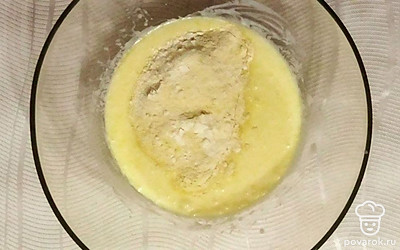 Всыпьте к яйцам и кефиру мучную смесь и влейте сливочное масло. Хорошо вымешайте полученную смесь.