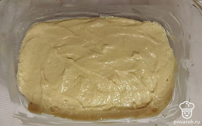 Смажьте форму для запекания маслом и выложите в нее тесто. Поставьте в духовку при 220 градусах на 25 минут.