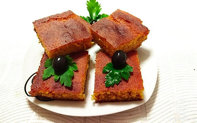 Готовый хлеб украсьте маслинами и свежей зеленью.