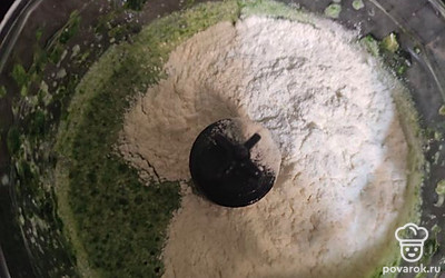 Всыпьте муку и продолжите пробивать, замешивая тесто.